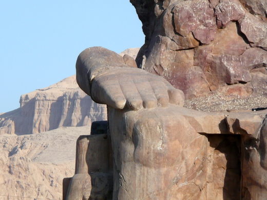 دست مجسمه فرعون آمن هوتپ سوم